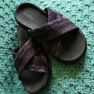 Skechers goga max slides size 6